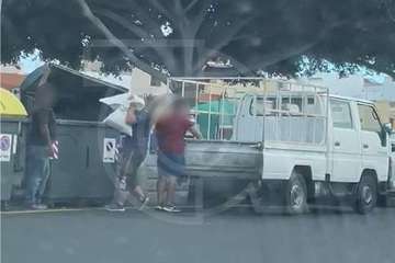 Vertido de escombros en contenedores de El Calero Alto/TA.